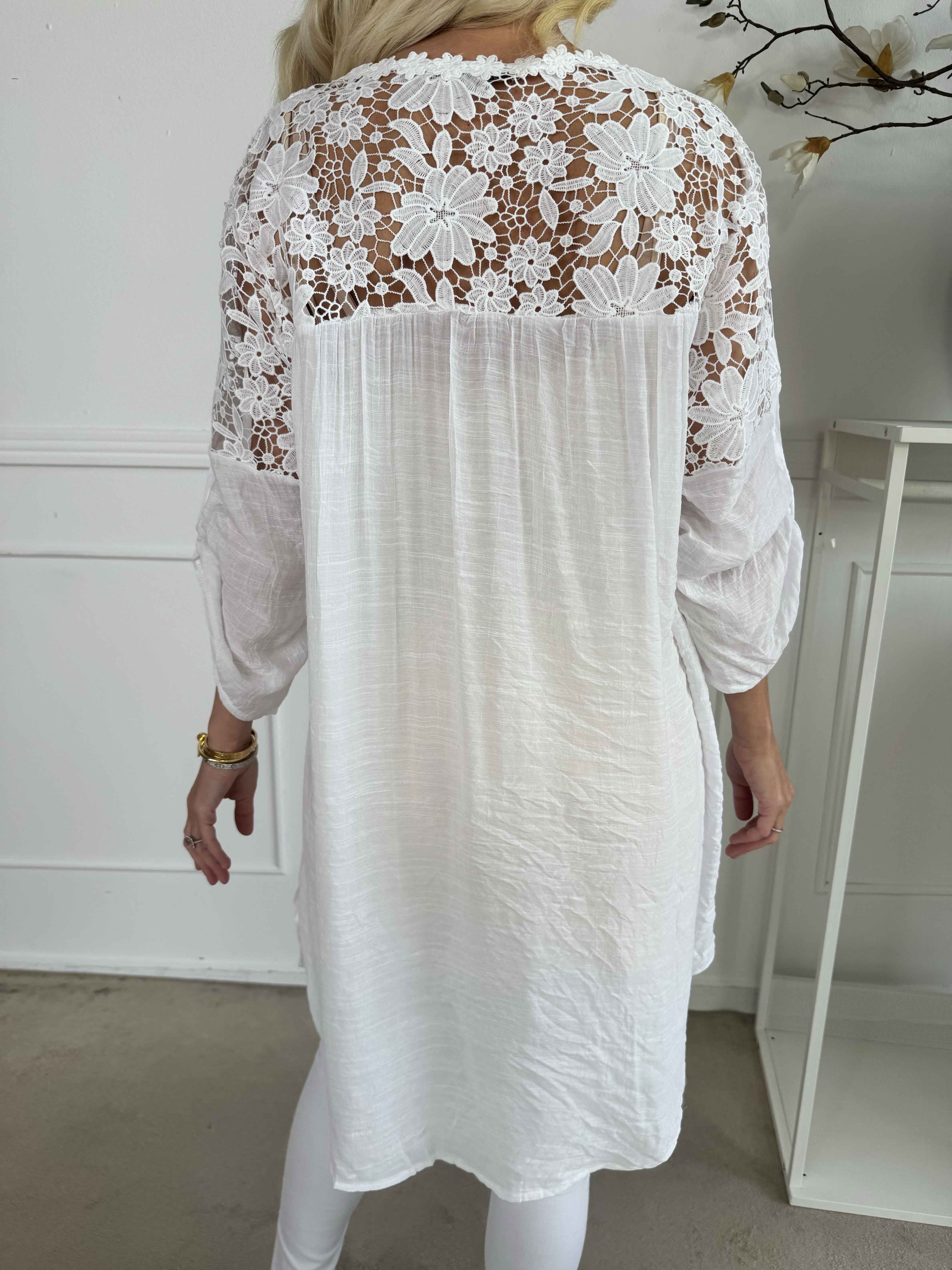 Rosalie - Söt feminin tunika med broderad rygg